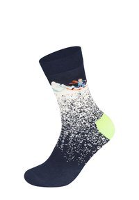 Marineblå sokker med et skigrafik, der har hvide og grønne accenter, tekstureret mønster der ligner sne, og en ribbet manchet-design.