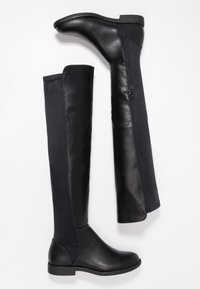 Botas negras hasta la rodilla con cremallera lateral y panel trasero elástico, suela plana y puntera redondeada, mostradas desde vistas lateral y de la suela.