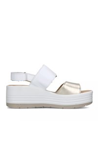 Sandalo a zeppa bianca con accentuazione metallic oro, cinturino posteriore regolabile, fascia anteriore larga e suola bianca texturizzata.
