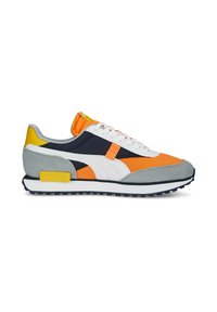 Flerfärgad sneaker i marinblått, orange, vitt och grått material. Texturerad mocka och nylon med en vit sula och gula detaljer.