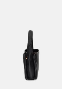Borsa in pelle nera con una superficie liscia, design verticale e manico corto. Presenta un piccolo accento dorato e un logo sottile sul manico.