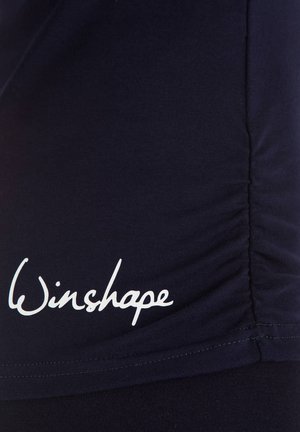 Top de mezcla de algodón en color navy con detalle fruncido en el costado. Presenta el logotipo blanco "Winshape" impreso cerca del dobladillo. Textura suave, diseño casual.