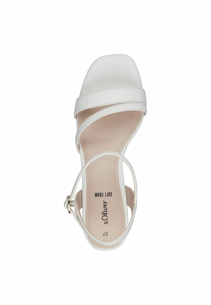 Sandale blanche à talons hauts avec un bout carré, semelle intérieure en mousse douce, deux fines brides sur le dessus du pied et une sangle de cheville réglable.
