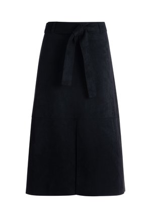 Jupe en daim noire à mi-longueur avec un détail de couture à l'avant et une ceinture assortie nouée à la taille.