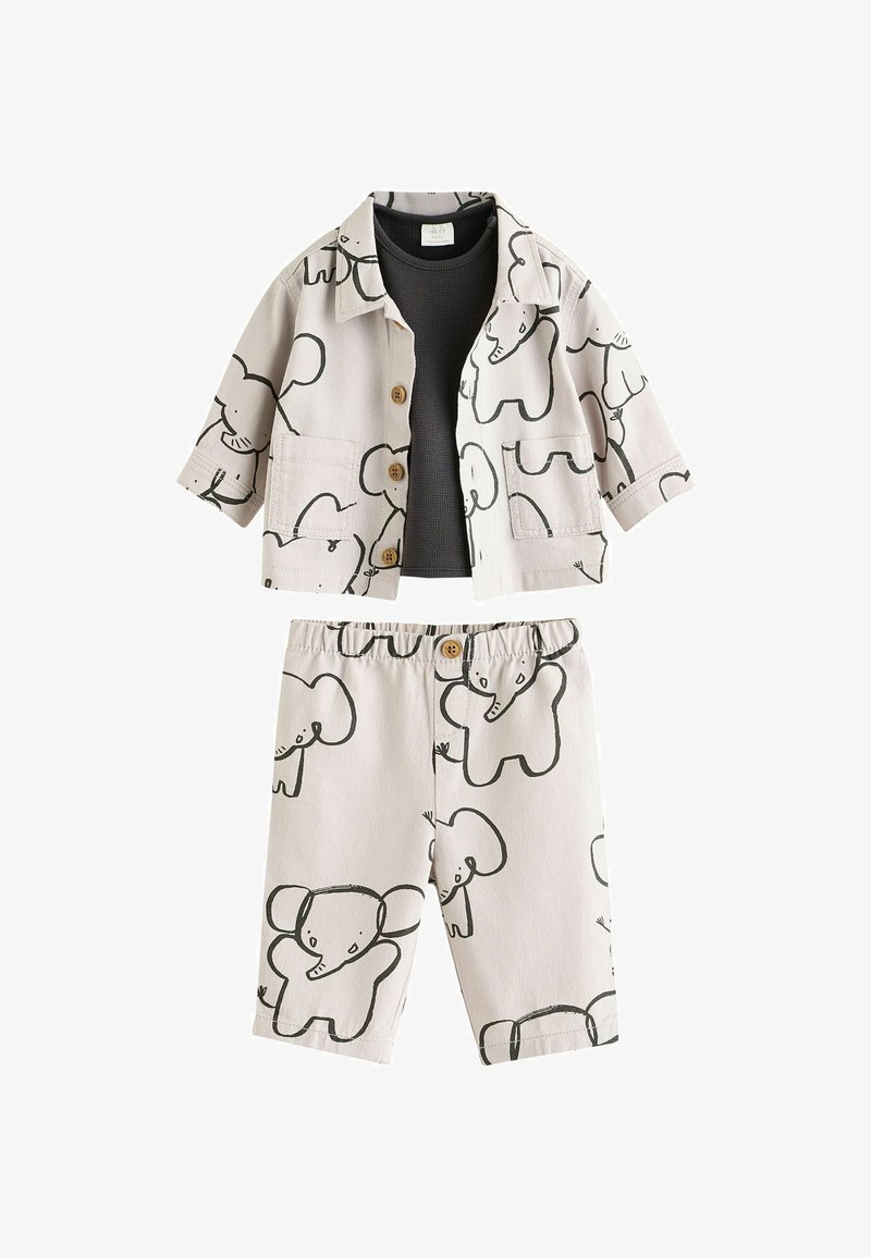 Børnetøj med en kortærmet skjorte og shorts med elastisk talje. Lys beige stof med sorte elefanttryk og træknapper.