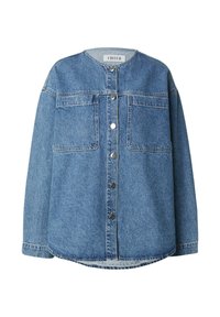Helle blaue Jeansjacke mit rundem Ausschnitt, zwei Brusttaschen und Knopfverschluss. Verfügt über eine lockere Passform und eine subtile Textur.