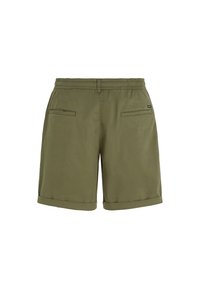 Olivgrüne Shorts mit einem elastischen Bund, zwei Gesäßtaschen und umgeschlagenen Säumen. Glattes Material mit matter Textur.