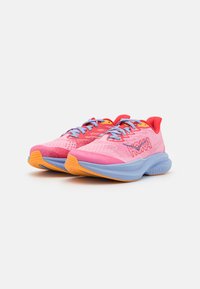 HOKA MACH 6 UNISEX - Väglöparskor - peony/cerise