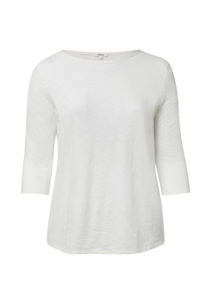 Haut blanc à manches trois-quarts en tissu léger, avec un décolleté en scoop et une coupe décontractée agrémentée d'un motif texturé subtil.