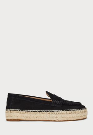 Des mocassins en daim noir avec un devant surélevé, une semelle en jute de style espadrille et des détails tressés le long du bord. Texture lisse et profil bas.