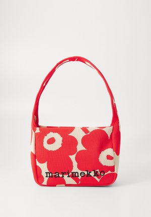 Rode en witte Marimekko-handtas met groot bloemmotief en stoffen handvat tegen een effen witte achtergrond.