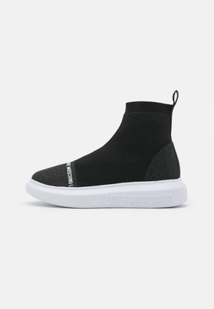 Czarny sneaker w stylu skarpetkowym z białą gumową podeszwą, z napisem "Love Moschino" wytłoczonym na podeszwie i nadrukiem na przodzie, oraz pętelką u kostki.