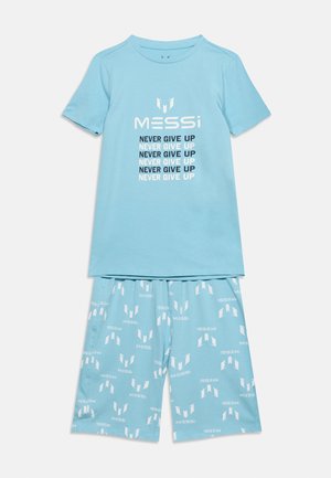 Σετ από ανοιχτό γαλάζιο κοντομάνικο πουκάμισο και σόρτς με το όνομα «MESSI» και επαναλαμβανόμενο κείμενο «NEVER GIVE UP» στο πουκάμισο και λογότυπο στο σόρτς.