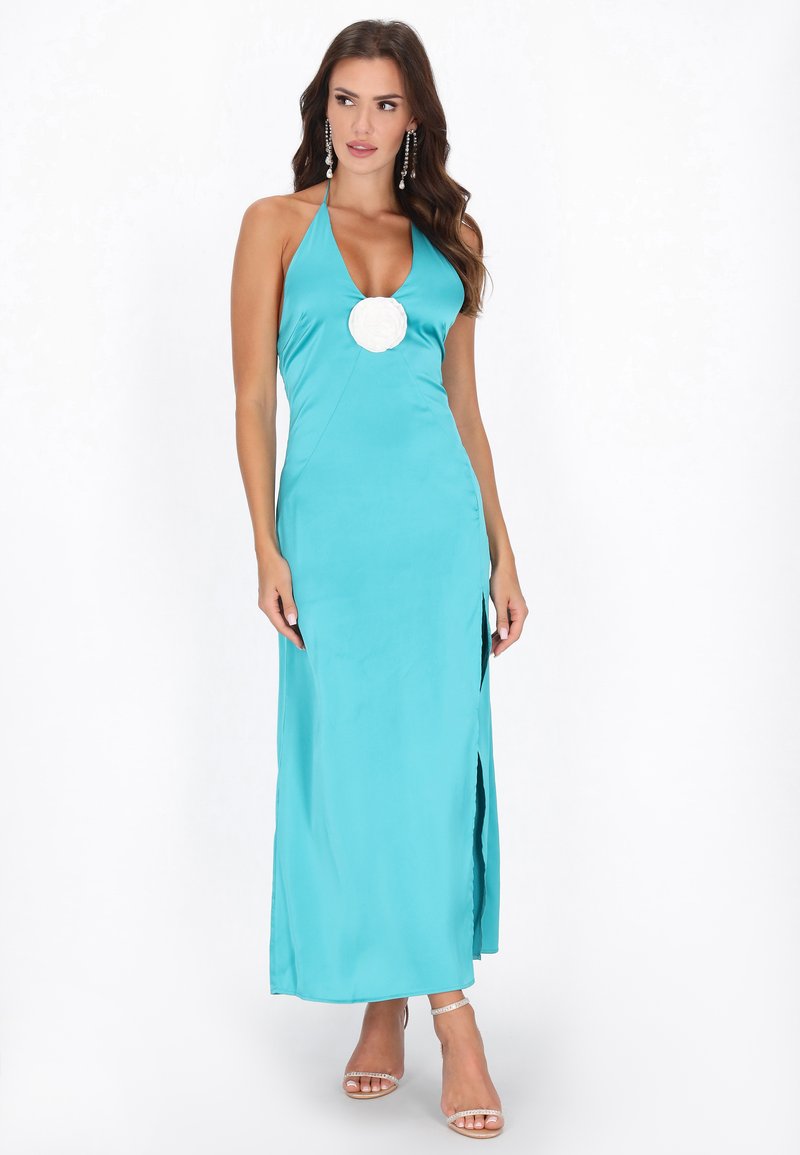 Turquoise satijnen halter maxi-jurk met een diepe V-halslijn, witte bloemaccenten in het midden en een splitdetail aan de linkerkant. Verstelbare bandjes.