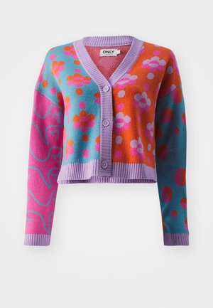Cardigan court boutonné avec bord-côtes lavande, motifs floraux et abstraits en rose, orange et bleu sur différentes parties et manches.