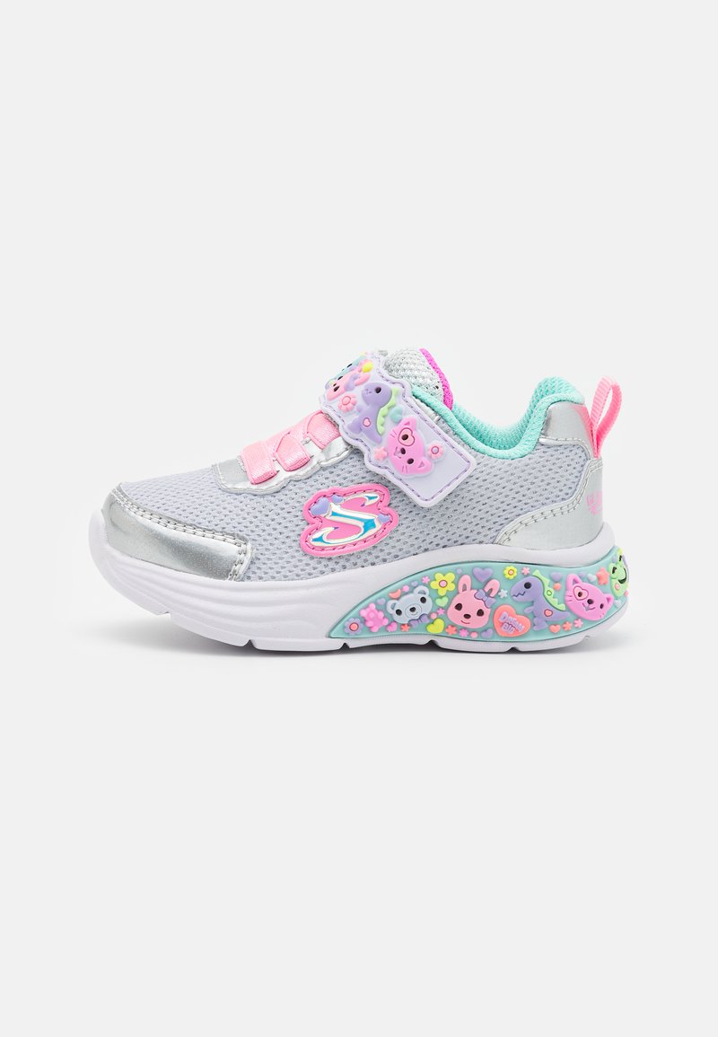 Szare siatkowe sneakersy z srebrnymi akcentami, różowymi paskami i kolorowymi ozdobami w kształcie zwierząt po bokach. Jasnoniebieskie wnętrze i paska przy pięcie.