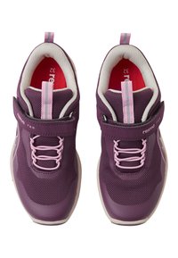 Scarpe da bambino viola con tomaia in rete, dettagli rosa, lacci elastici e strap in Velcro. Collo imbottito e suola testurizzata per una migliore aderenza.