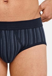 Sous-vêtements bleu marine foncé avec des rayures verticales bleu clair, fabriqués en tissu extensible. Dotés d'une large ceinture élastique et d'un design de slip classique.