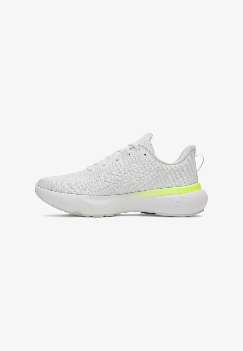 Witte sportschoenen met een ademend bovenwerk van mesh, een ronde neus en een groene accenten op de hak; voorzien van een gevoerde zool voor comfort.