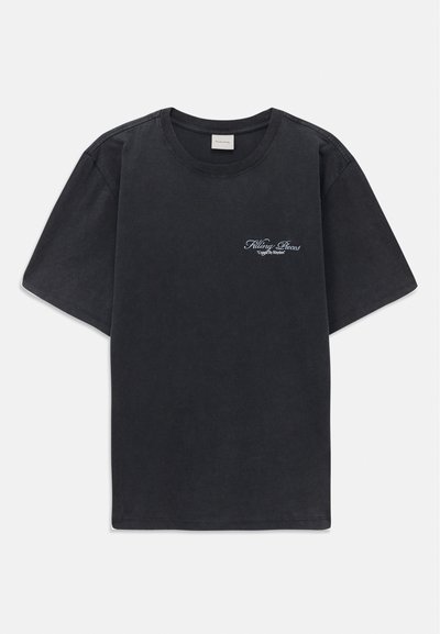 Tricou negru cu mânecă scurtă și gât rotund, având un mic logo alb "Filling Pieces" pe partea stângă a pieptului.