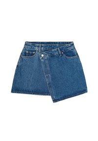Gonna di jeans con un colore blu sbiadito, caratterizzata da un design a portafoglio, due tasche frontali e una chiusura a bottone in vita.