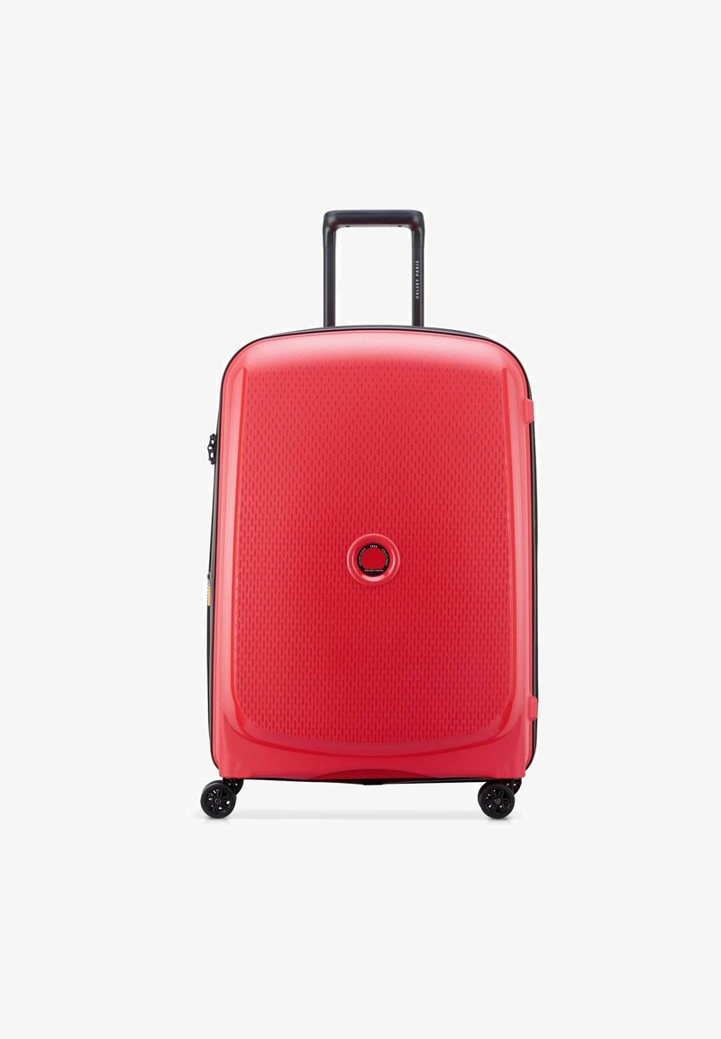 Valise rigide rouge avec une surface texturée, une poignée rétractable et quatre roues noires. Présente un logo circulaire à l'avant.