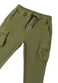 Olivengroene cargo broek met een elastische tailleband, verstelbare trekkoord en twee zijzakken, vervaardigd van een gestructureerde stof en met een ontspannen pasvorm.