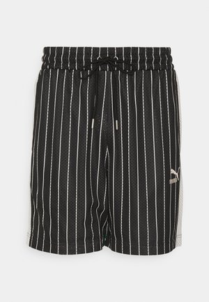 Czarno-białe sportowe szorty w paski z siateczkowego materiału, elastyczny pas, sznurek oraz kieszenie boczne. Logo Puma na dolnej stronie.