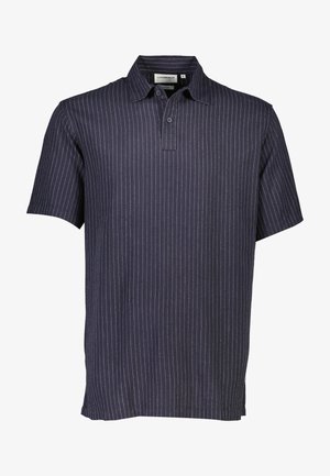 Marineblauwe polo met korte mouwen en een kraag, voorzien van dunne witte verticale strepen en twee knopen aan de voorkant voor sluiting.