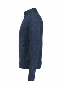 Dunkelblauer, gestrickter Pullover mit hohem Kragen, intakter Reißverschluss, gerippten Bündchen und Saum sowie seitlichen Taschen; weist eine gesprenkelte Textur auf.