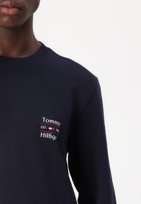 Tommy Hilfiger STACK - Sudadera - desert sky