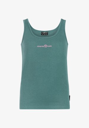 Zielony prążkowany top na ramiączkach z okrągłym dekoltem. Na przodzie różowy napis "COASTAL COOL" oraz mała kwiatowa grafika. Wykonany z lekkiego materiału.