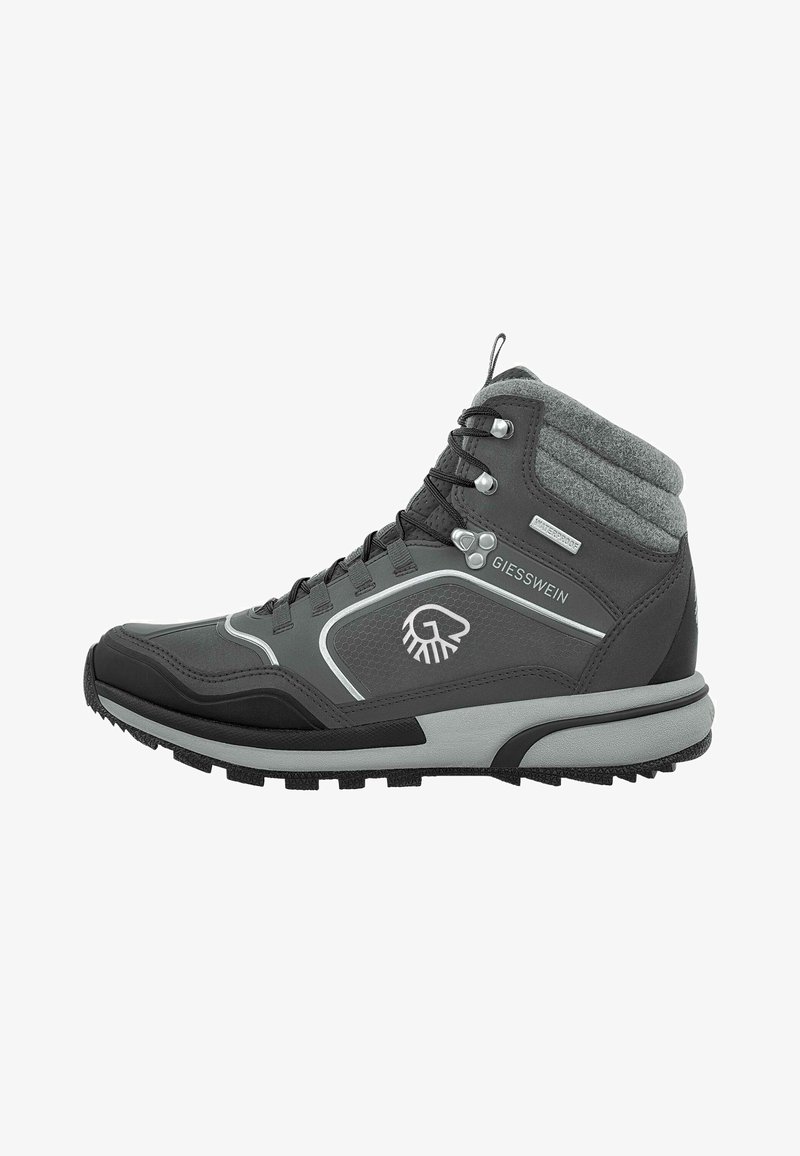 Wysokie buty trekkingowe w ciemnoszarym kolorze z czarnymi akcentami. Posiadają teksturowaną syntetyczną cholewkę, wyściełany kołnierz oraz wytrzymałą gumową podeszwę zapewniającą przyczepność.