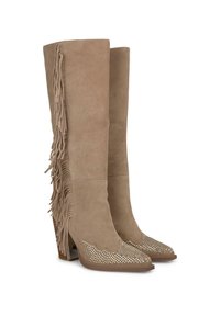 Kozaki zamszowe w kolorze taupe sięgające do kolan, z bokami ozdobionymi frędzlami, w szpic i przyozdobione małymi srebrnymi ćwiekami z przodu. Szeroki obcas.