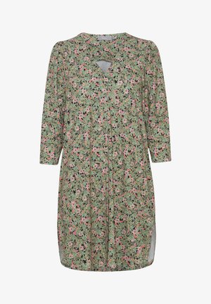 Rochie florală verzuie, cu guler keyhole, mâneci trei sferturi și o croială lejeră. Imprimeul include accente roz și negre.