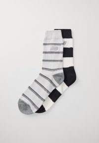 Dos pares de calcetines: uno gris con rayas gris oscuro y otro negro con rayas blancas. Ambos presentan un pequeño logotipo en el lado.
