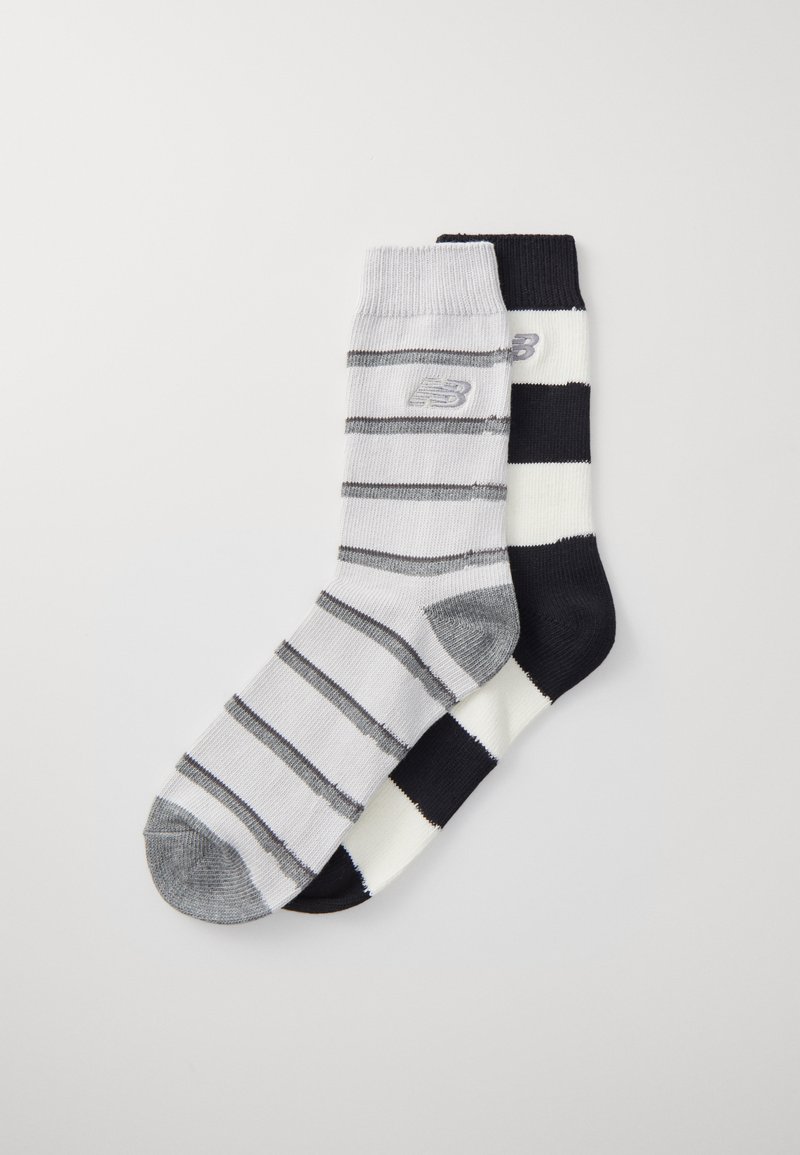 Dos pares de calcetines: uno gris con rayas gris oscuro y otro negro con rayas blancas. Ambos presentan un pequeño logotipo en el lado.