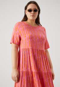 CARMARRAKESH LIFE 2/4 V-NECK DRESS AOP