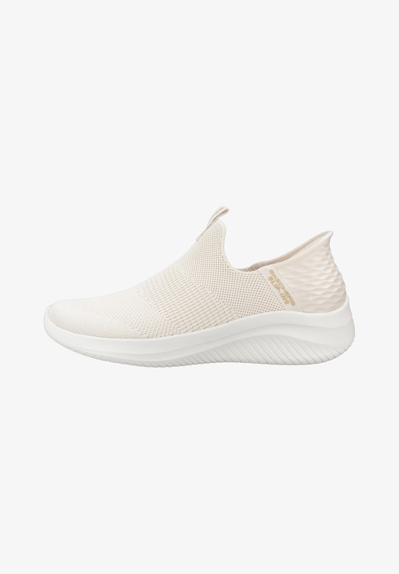 Scarpa sportiva slip-on in mesh bianco traspirante, con tomaia testurizzata, collarino imbottito e suola in gomma curva con scanalature.