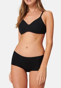 Zwarte bh met een V-vormige halslijn en verstelbare bandjes, gecombineerd met zwarte hipster shorts. Gladde textuur, minimalistisch design.