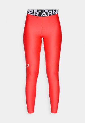 Leggings rouges en matériau lisse et extensible avec une taille noire portant "UNDER ARMOUR" en blanc. Petit logo sur la jambe inférieure.
