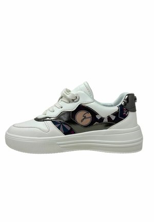 Sneaker bianco con un motivo geometrico multicolore e accenti metallici. Presenta una suola testurizzata e un design con lacci.