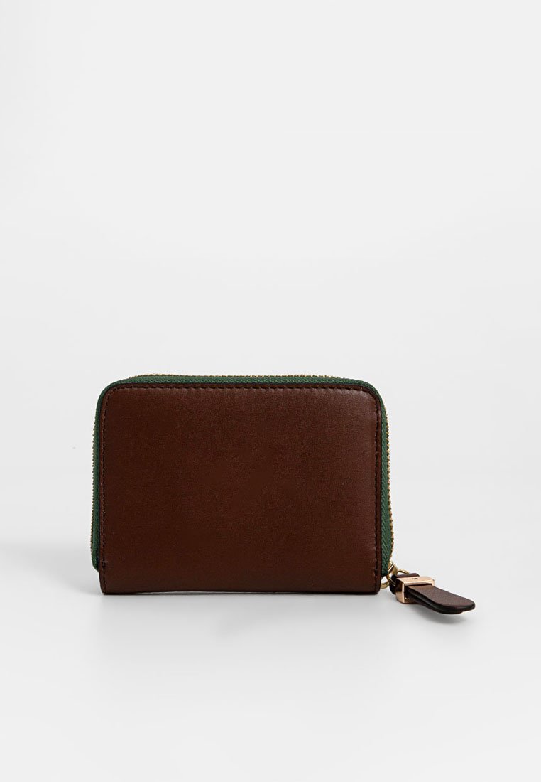 Cartera de cuero marrón con un cierre de cremallera verde, forma rectangular, textura suave y herrajes en tono dorado. Presenta un tirador de cremallera para el cierre.