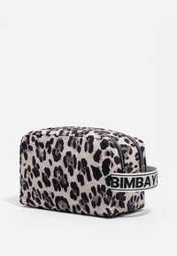 Bolsa de cosméticos con estampado de leopardo en tonos negro y beige, con doble cremallera y asa lateral con etiqueta de marca.