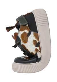 High-Top-Sneaker mit einem schwarzen Stoffoberteil, Akzenten aus braunem und weißem Kuhfell-Leder, grünen Details und einer strukturierten weißen Sohle.