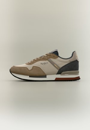 Baskets beige et marron Pepe Jeans avec fermeture à lacets à l'avant, empiècement noir au talon et semelle blanche avec détails marron et gris.