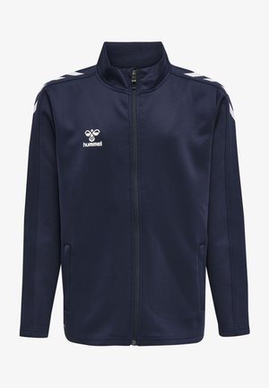 Giacca a zip navy con colletto alto, dotata di logo bianco e tasche laterali. Tessuto morbido, design minimalista con accenti a contrasto.