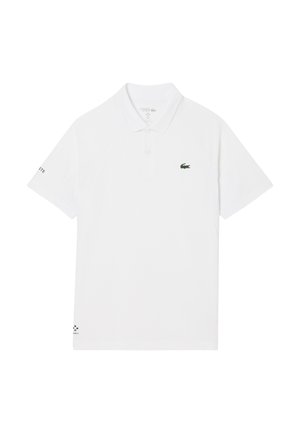 Polo bianca con pattina a due bottoni, logo verde sul petto, dettagli in tessuto strutturato sulle maniche e marchio sul braccio destro.