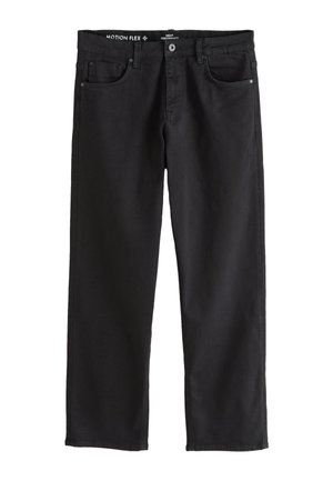 Fekete, egyenes szárú farmer, öt zsebbel, gombos záródással és „Motion Flex” derékpánt felirattal, fehér háttér előtt, laposan elhelyezve.