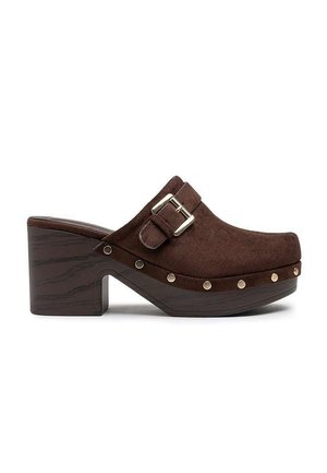 Sabot en daim marron avec talon bloc en bois, bride à boucle argentée et clous métalliques le long du bord de la semelle.